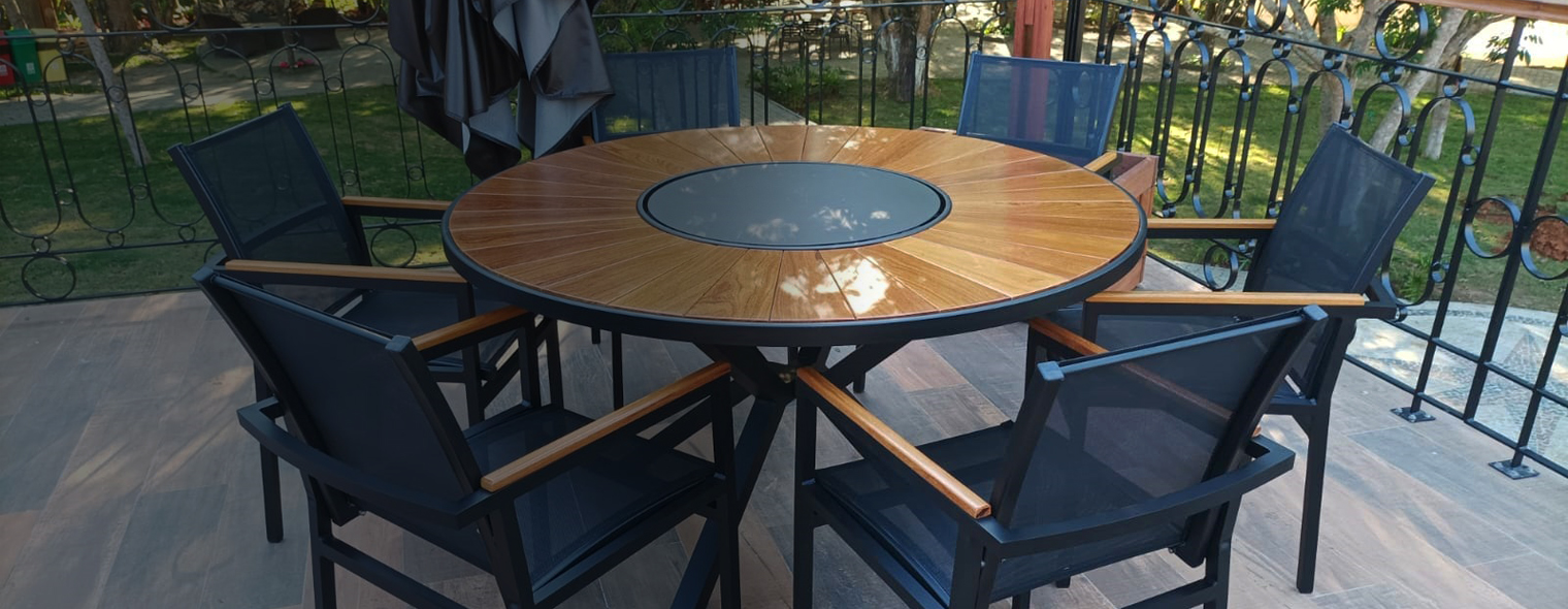 deck com mesa em madeira e cadeiras em tela sling e aluminio